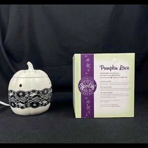 Retired Scentsy Pumpkin Lace Warmer